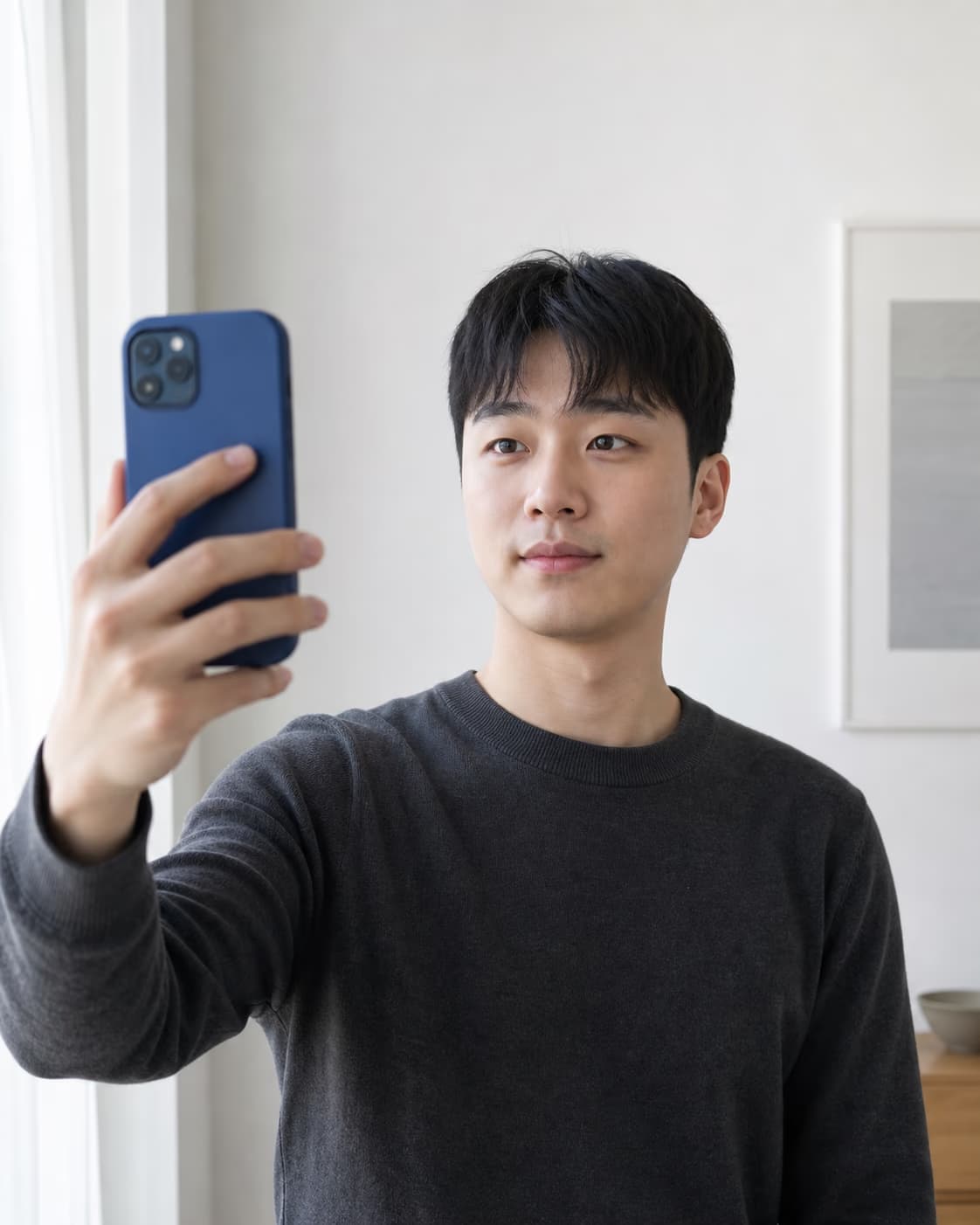 합성된 직원이 스마트폰으로 사원증 사진을 촬영하는 장면
