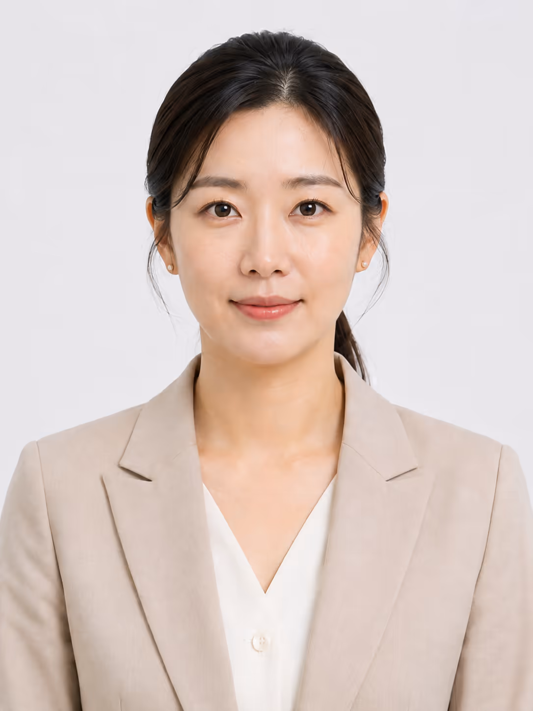 머리를 묶고 베이지 재킷을 입은 여성의 합성 인물 사진