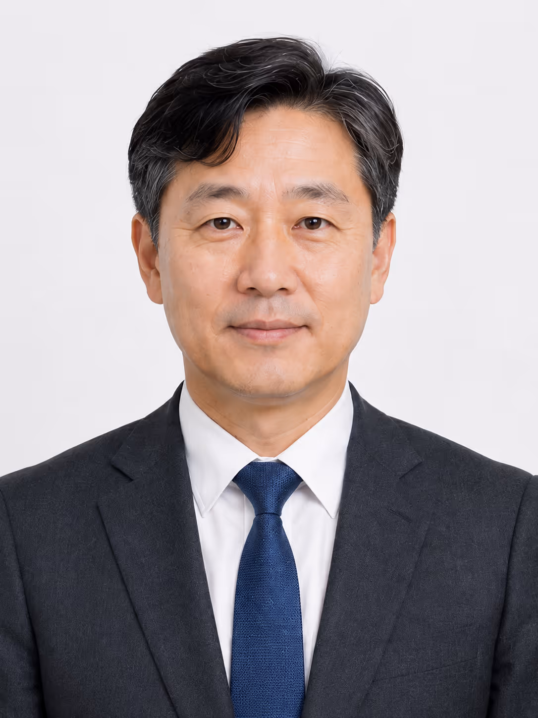 회색 머리에 정장과 파란 넥타이를 맨 남성의 합성 인물 사진