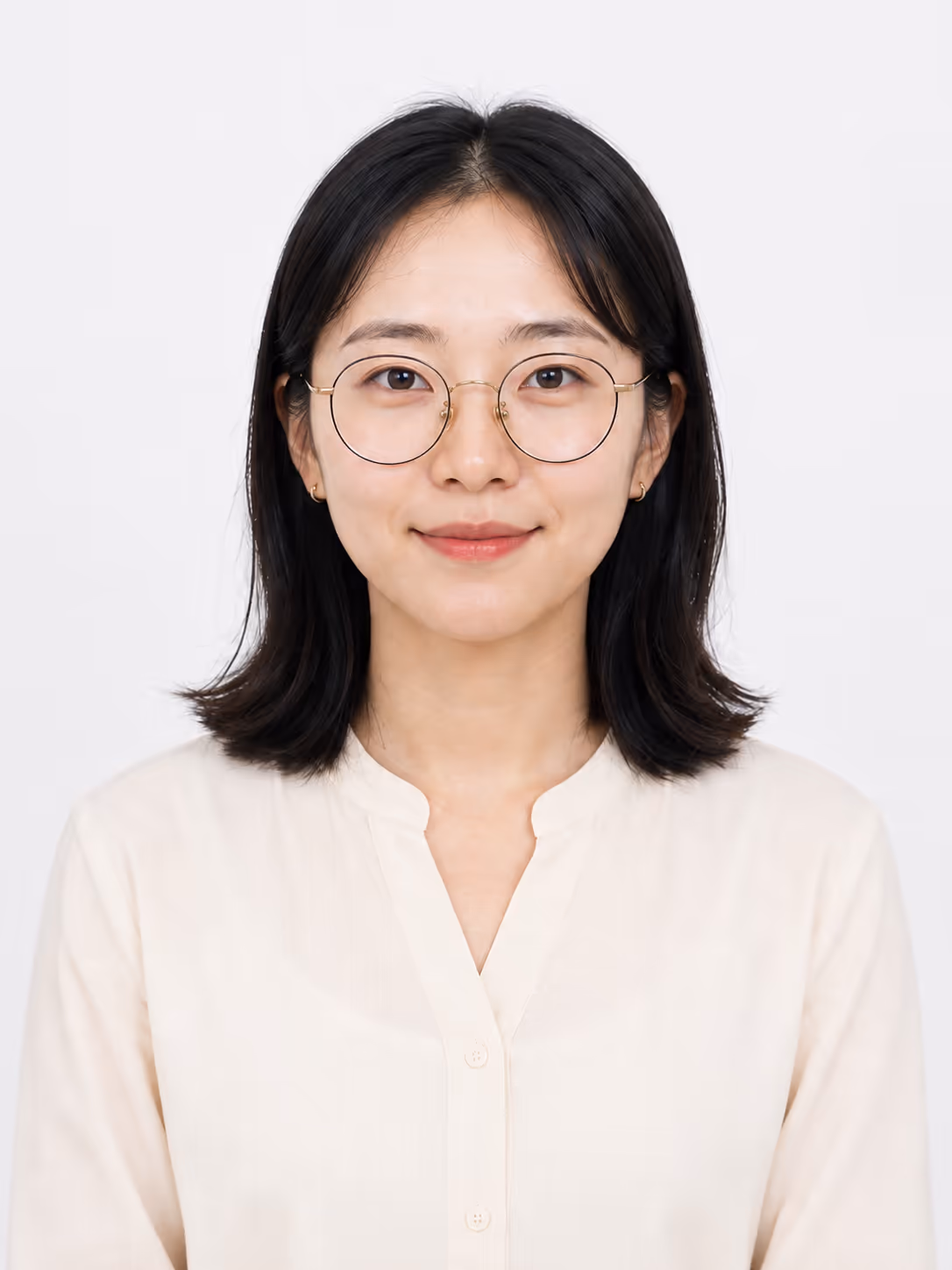 둥근 안경을 쓰고 크림색 블라우스를 입은 여성의 합성 인물 사진