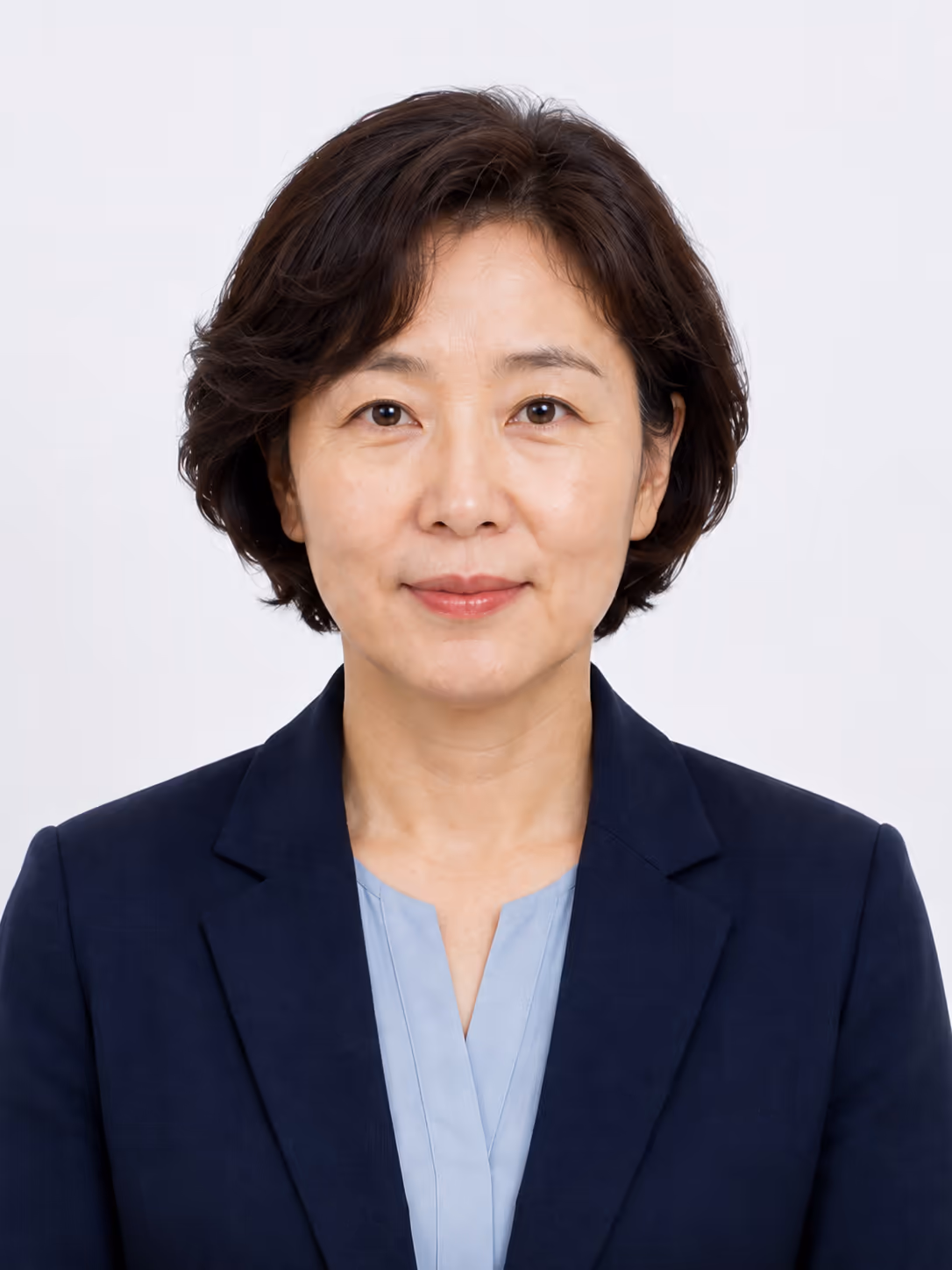 짧은 웨이브 머리에 네이비 재킷을 입은 여성의 합성 인물 사진