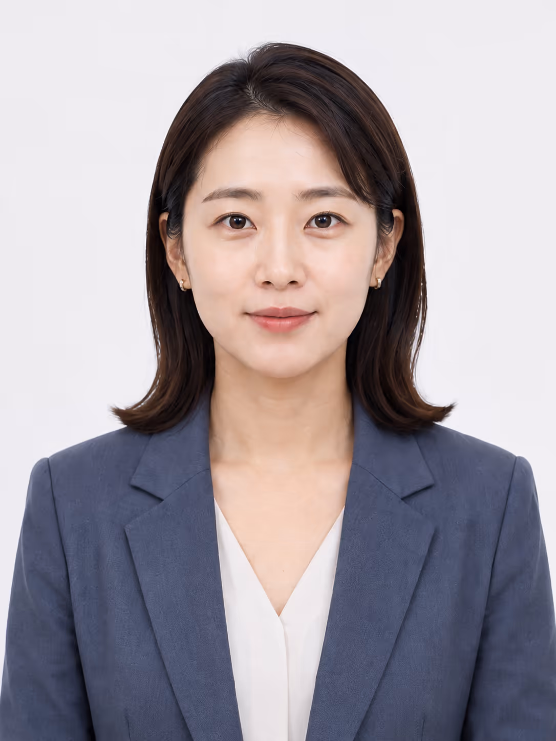갈색 머리에 블루그레이 재킷을 입은 여성의 합성 인물 사진